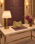 حقيبة سهرة ذهبية شبكية بحزام مرن – الصورة الرئيسية بزاوية مائلة